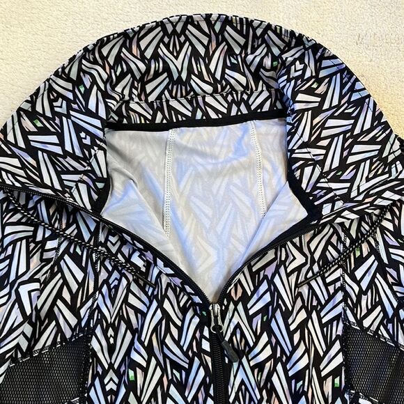 Titika Active Couture Women's Size 8 Black and White Jacket Graphic Zip. - Picture 4 of 6